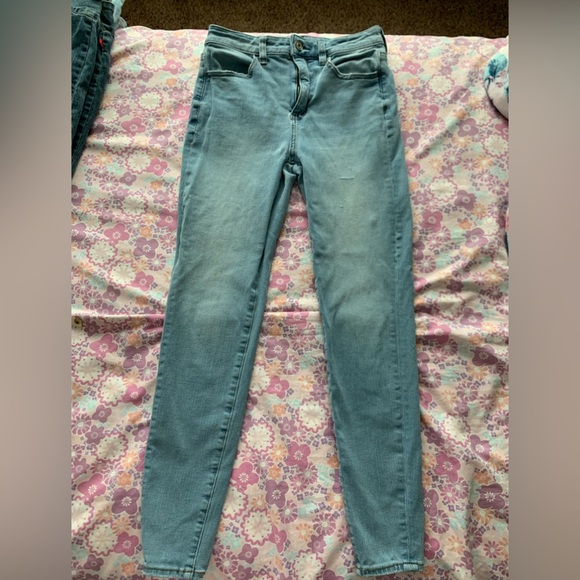 American Eagle distressed light denim sunny jeans size 2 short - Picture 2 of 9